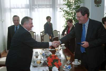 Marsza�ek L. Pastusiak i minister A. Downer