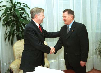 Przewodnicz�cy Parlamentu Europejskiego Pat Cox i wicemarsza�ek Senatu RP Ryszard Jarzembowski