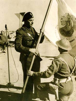 Genera� W�adys�aw Anders wr�cza sztandar dow�dcy batalionu 5. Wile�skiej Brygady Piechoty, W�adys�awowi Kami�skiemu, przedwojennemu senatorowi, Bliski Wsch�d, ok. 1943 r.
Fot. Kancelaria Senatu, ze zbior�w rodziny senatora W. Kami�skiego