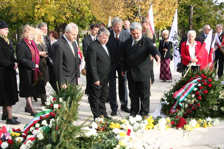 Z�o�enie kwiat�w na cmentarzu Koeztemetoe