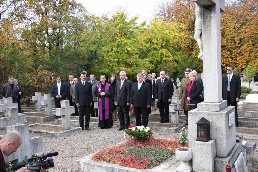 Na cmentarzu polskich �o�nierzy.